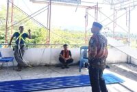 Bupati Boltim Oskar Manoppo saat meninjau pekerjaan rehabilitasi ruang kerja Wakil Bupati di kompleks Kantor Bupati, Jumat (26/9/2025). foto: istimewa