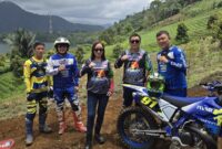 Wakil Bupati Boltim Argo V. Sumaiku bersama Lucia K. Sumaiku-Mokoginta foto berseama Panitia Trail Adventure Kongsi Kilat di Bongkudai Selatan, Sabtu (13/9/2025).