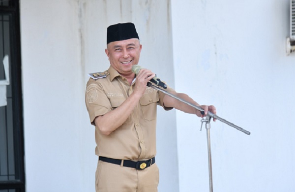 Wabup Argo Sumaiku saat memimpin Apel ASN di Lingkup Pemkab Boltim, Senin (15/9/2025).