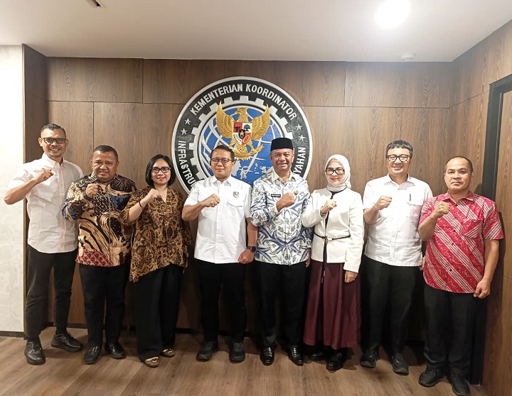 Pertemuan Bupati Boltim bersama rombongan dengan Staf Khusus Kemenko Infra, membahas percepatan pembangunan daerah.