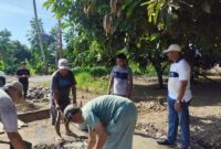 Bupati Oskar Manoppo turun langsung bantu warga Togid bangun plat Duiker untuk atasi genangan air di Desa Togid.