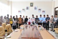 Bupati Oskar Manoppo bersama Dewi Athena Tri Manjadda dan Ketua TP-PKK Rosita Manoppo-Pobela saat acara pelepasan keberangkatan ke Korea Selatan di Ruang Rapat Bupati Boltim, Kamis (9/10/2025).