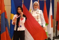 Dewi Athena siswi asal Boltim yang mewakili Indonesia di ajang lomba International Mathematical Science Creativity Competition (IMSCC) 2025 foto bersama usai mendapat medali Emas bersama Ketua TP-PKK Boltim, Ny. Rosita Manoppo Pobela, S.E., M.Si.