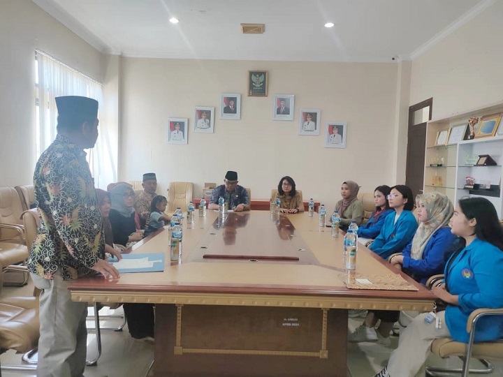 Asisten 1 Pemkab Boltim Hendra Tangel menerima mahasiswa KKN UNIMA di Kantor Bupati Boltim, Jumat (3/10/2025).